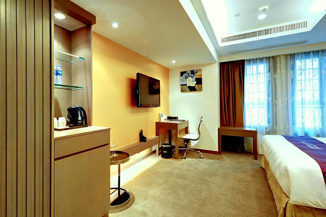 The Bauhinia Hotel - Central Hong Kong Exterior photo